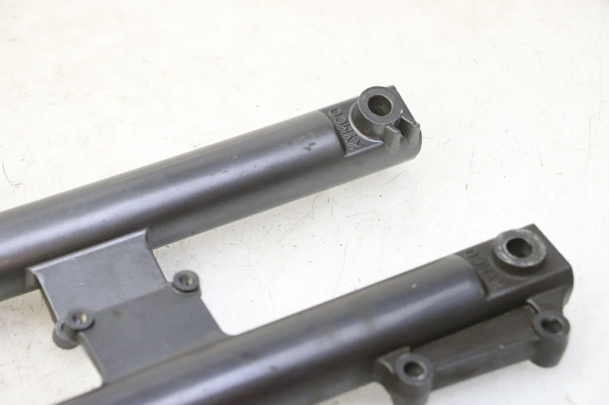 photo de OSŁONA WIDEŁEK AMORTYZATORA KYMCO AGILITY NAKED RENOUVO 2T 50 (2011 - 2018) - Inny kąt widzenia