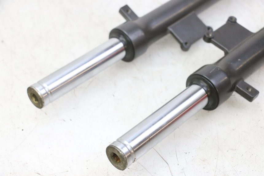 photo de OSŁONA WIDEŁEK AMORTYZATORA KYMCO AGILITY NAKED RENOUVO 2T 50 (2011 - 2018) - Zbliżenie techniczne