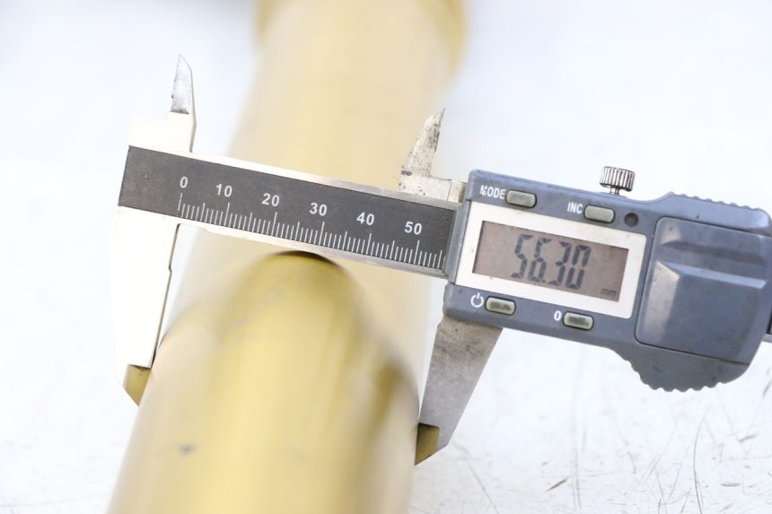 photo de OSŁONA WIDEŁEK ZAWIESZENIA PRZEDNIEGO BMW S RR ABS S1000RR 1000 (2015 - 2018) - Zoom stanu zużycia