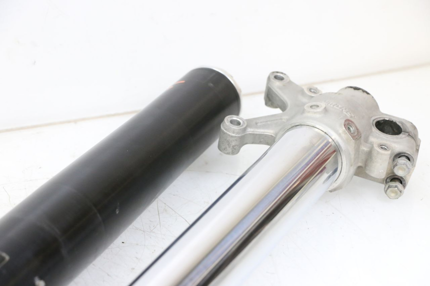 photo de OSŁONA WIDEŁEK ZAWIESZENIA PRZEDNIEGO HONDA CRF R 250 (2020 - 2021) - Zbliżenie komponentów