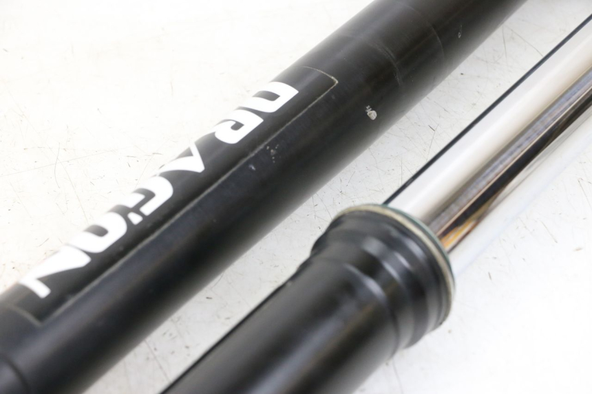 photo de OSŁONA WIDEŁEK ZAWIESZENIA PRZEDNIEGO HONDA CRF R 250 (2020 - 2021) - Widok z bliska