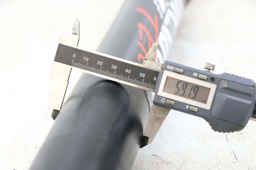 photo de OSŁONA WIDEŁEK ZAWIESZENIA PRZEDNIEGO HONDA CRF R 250 (2020 - 2021) - Zoom stanu zużycia