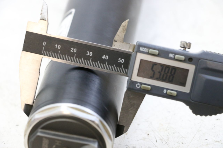 photo de OSŁONA WIDEŁEK ZAWIESZENIA PRZEDNIEGO HONDA CRF R 250 (2020 - 2021) - Inny kąt widzenia