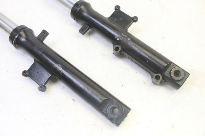 photo de OSŁONA WIDEŁEK ZAWIESZENIA PRZEDNIEGO SYM CROX 4T 50 (2016 - 2023) - Zbliżenie techniczne