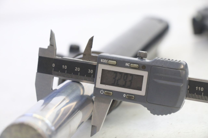 photo de OSŁONA WIDEŁEK ZAWIESZENIA PRZEDNIEGO SYM CROX 4T 50 (2016 - 2023) - Stan powierzchni