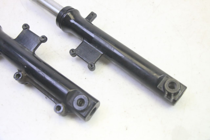 photo de OSŁONA WIDEŁEK ZAWIESZENIA PRZEDNIEGO SYM CROX 4T 50 (2016 - 2023) - Zbliżenie techniczne