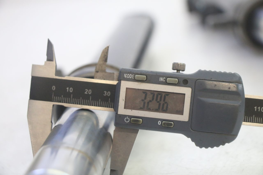 photo de OSŁONA WIDEŁEK ZAWIESZENIA PRZEDNIEGO SYM CROX 4T 50 (2016 - 2023) - Oznaczenia i referencje