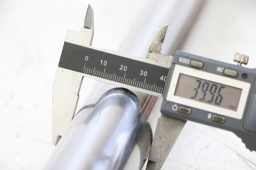 photo de PRAWY TUBUS WIDEŁEK KAWASAKI GPZ RX 1000 (1986 - 1988) - Szczegół części