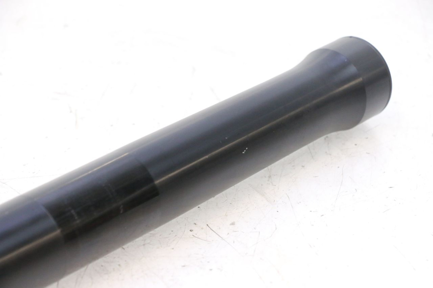 photo de PRAWY TULEJKA WIDEŁEK YAMAHA YZF R6 600 (2008 - 2009) - Zbliżenie techniczne