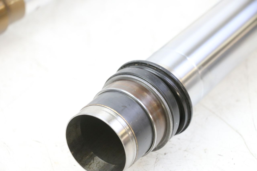 photo de PRAWY TUBUS WIDEŁEK YAMAHA YZF YZ-F 450 (2014 - 2016) - Zbliżenie komponentów