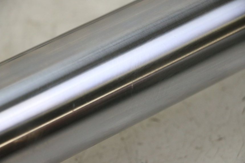 photo de PRAWY TUBUS WIDEŁEK YAMAHA YZF YZ-F 450 (2014 - 2016) - Zoom stanu zużycia