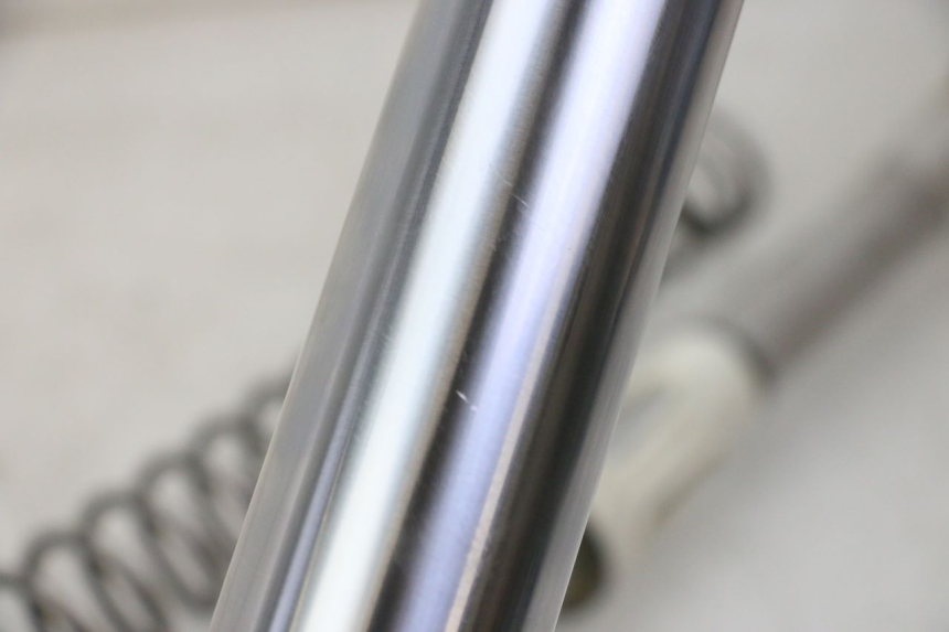 photo de PRAWY TUBUS WIDEŁEK YAMAHA YZF YZ-F 450 (2014 - 2016) - Zbliżenie techniczne