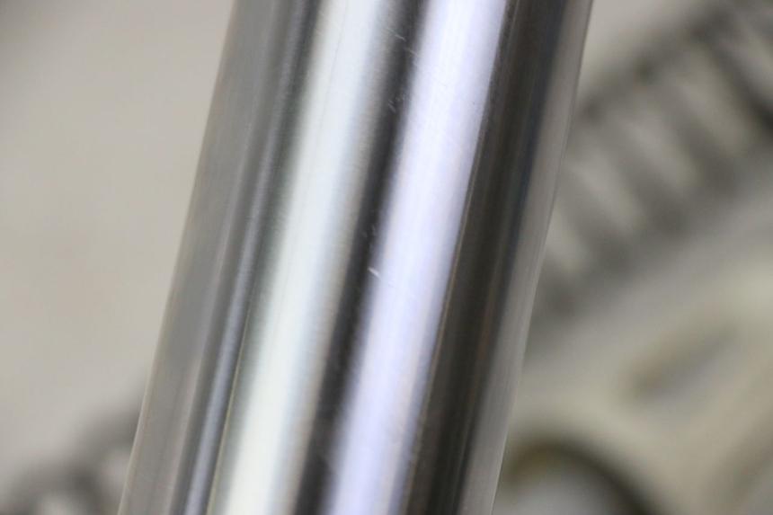 photo de PRAWY TUBUS WIDEŁEK YAMAHA YZF YZ-F 450 (2014 - 2016) - Punkty mocowania