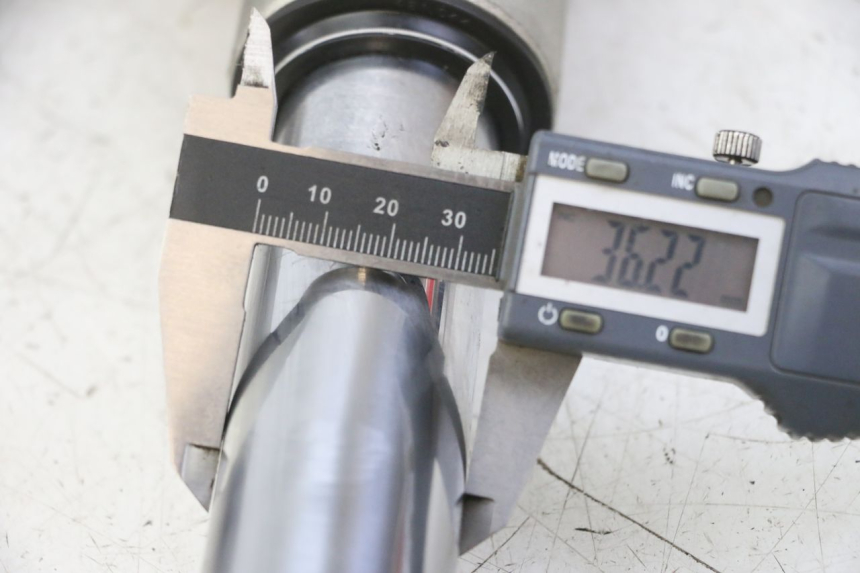 photo de OSŁONA WIDEŁEK AMORTYZATORA PRZEDNIEGO PEUGEOT ELYSTAR 125 (2002 - 2007) - Szczegół części