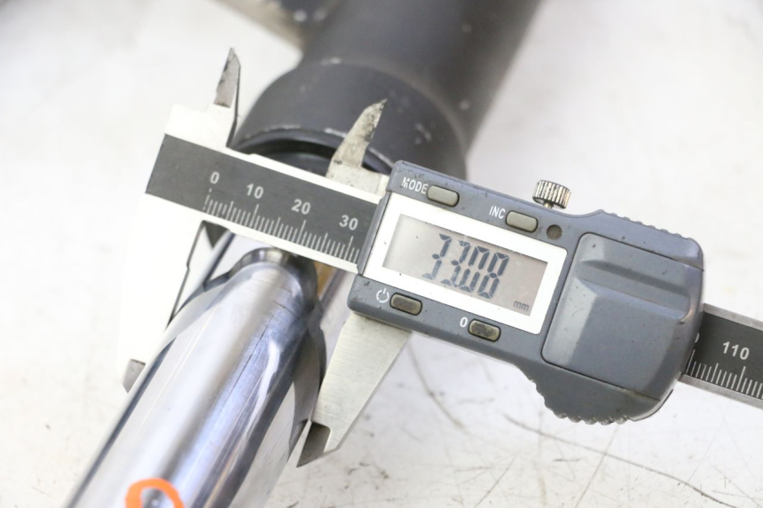 photo de OSŁONA WIDEŁEK ZAWIESZENIA PRZEDNIEGO PEUGEOT ELYSTAR 50 (2002 - 2014) - Zoom stanu zużycia