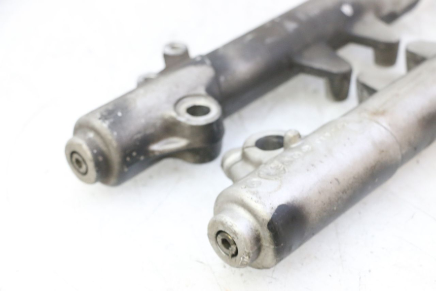 photo de OSŁONA WIDEŁEK ZAWIESZENIA PRZEDNIEGO PEUGEOT ELYSTAR 50 (2002 - 2014) - Inny kąt widzenia