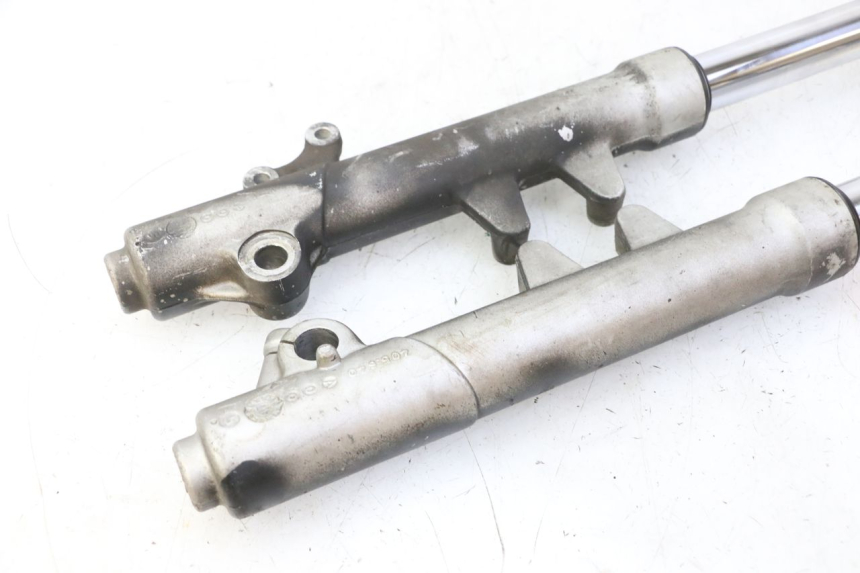 photo de OSŁONA WIDEŁEK ZAWIESZENIA PRZEDNIEGO PEUGEOT ELYSTAR 50 (2002 - 2014) - Zbliżenie techniczne