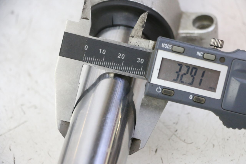 photo de OSŁONA WIDEŁEK ZAWIESZENIA PRZEDNIEGO HONDA FES S-WING SWING ABS 125 (2007 - 2015) - Szczegół części