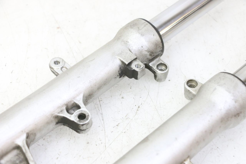 photo de OSŁONA WIDEŁEK ZAWIESZENIA PRZEDNIEGO HONDA FES S-WING SWING ABS 125 (2007 - 2015) - Widok z bliska