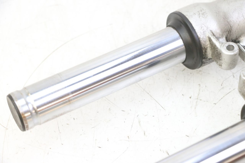 photo de OSŁONA WIDEŁEK ZAWIESZENIA PRZEDNIEGO HONDA FES S-WING SWING ABS 125 (2007 - 2015) - Inny kąt widzenia