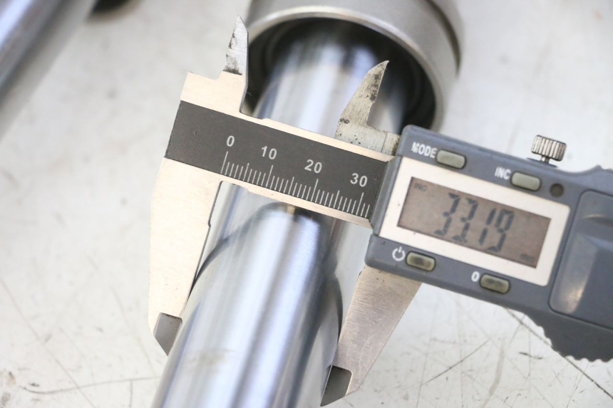 photo de OSŁONA WIDEŁEK ZAWIESZENIA PRZEDNIEGO SYM FIDDLE 2 S 125 (2012 - 2014) - Szczegół części