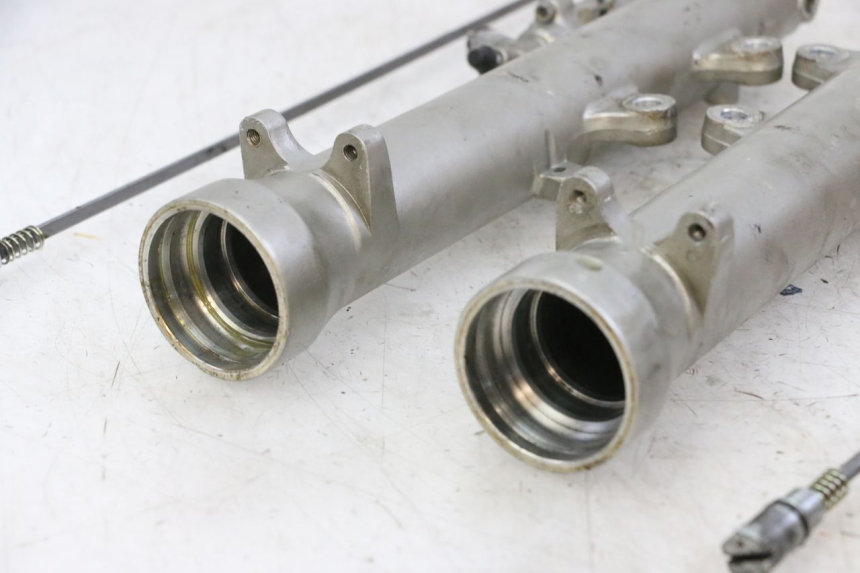 photo de OSŁONA WIDEŁEK ZAWIESZENIA PRZEDNIEGO YAMAHA FJ 36Y 1100 (1984 - 1985) - Zbliżenie komponentów