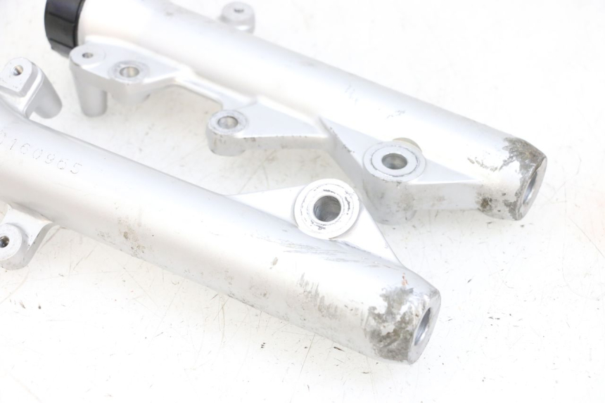 photo de OSŁONA WIDEŁEK ZAWIESZENIA PRZEDNIEGO MBK FLAME X 125 (2007 - 2016) - Inny kąt widzenia