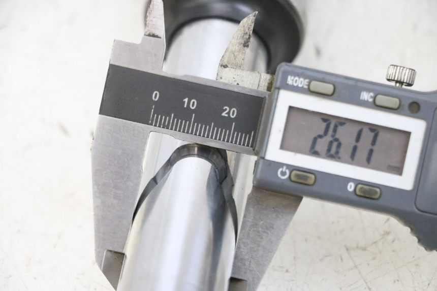 photo de OSŁONA WIDEŁEK AMORTYZATORA MBK FLIPPER 115 (2013 - 2017) - Zoom stanu zużycia