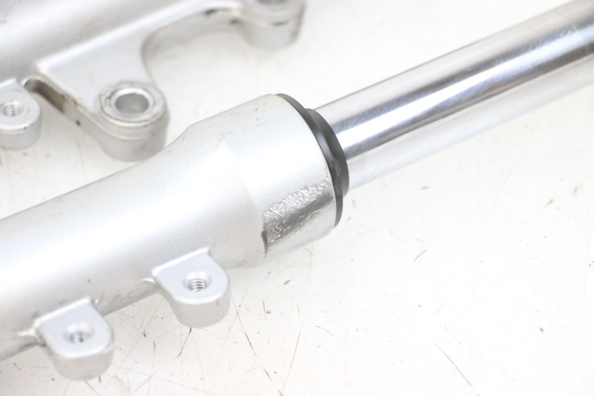 photo de OSŁONA WIDEŁEK AMORTYZATORA MBK FLIPPER 115 (2013 - 2017) - Inny kąt widzenia