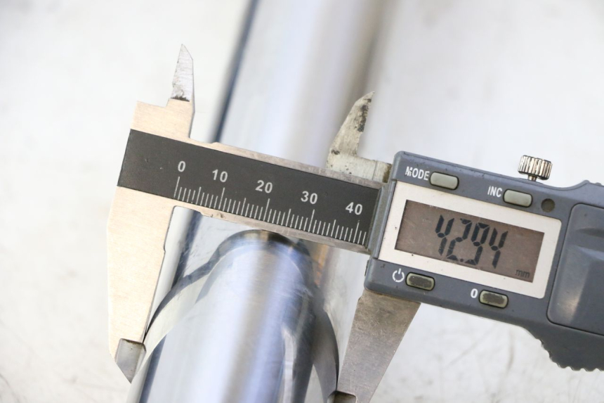 photo de OSŁONA WIDEŁEK ZAWIESZENIA PRZEDNIEGO YAMAHA FZ6 FAZER S2 600 (2007 - 2011) - Szczegół części