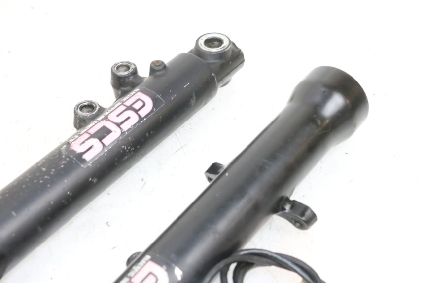 photo de OSŁONA WIDEŁEK ZAWIESZENIA PRZEDNIEGO KAWASAKI GPX R WARBIRD 600 (1988 - 1993) - Zbliżenie komponentów