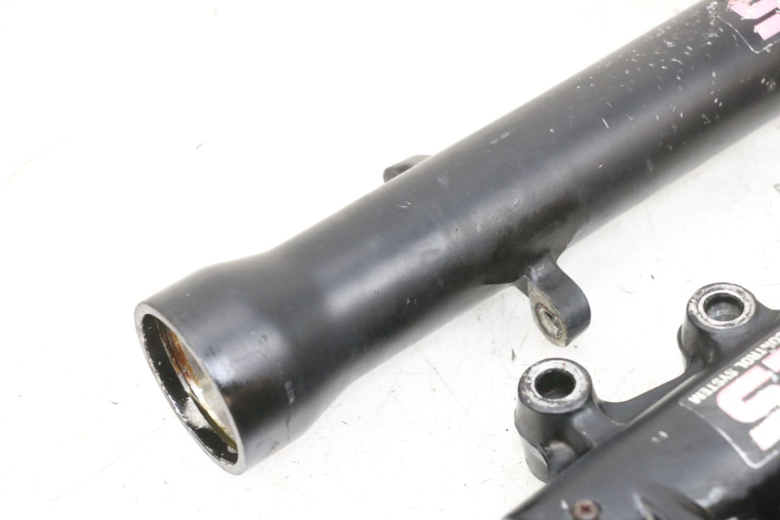 photo de OSŁONA WIDEŁEK ZAWIESZENIA PRZEDNIEGO KAWASAKI GPX R WARBIRD 600 (1988 - 1993) - Widok z bliska