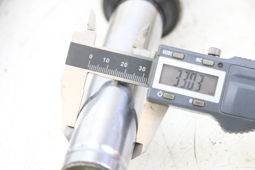 photo de OSŁONA WIDEŁEK ZAWIESZENIA PRZEDNIEGO HONDA NES AROBASE 125 (2000 - 2003) - Zoom stanu zużycia