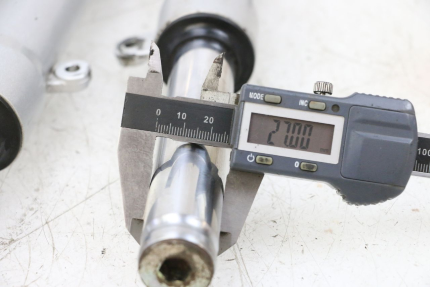 photo de OSŁONA WIDEŁEK ZAWIESZENIA PRZEDNIEGO PEUGEOT KISBEE 2T 50 (2010 - 2017) - Szczegół części