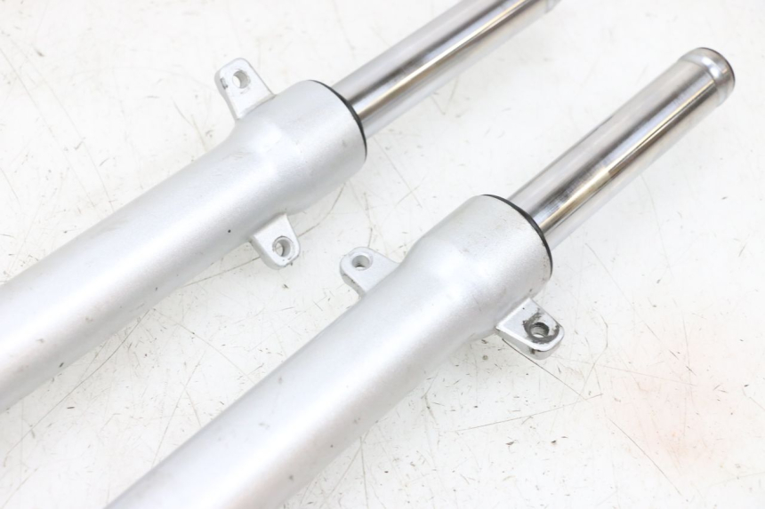 photo de OSŁONA WIDEŁEK ZAWIESZENIA PRZEDNIEGO PEUGEOT KISBEE 2T 50 (2010 - 2017) - Stan powierzchni