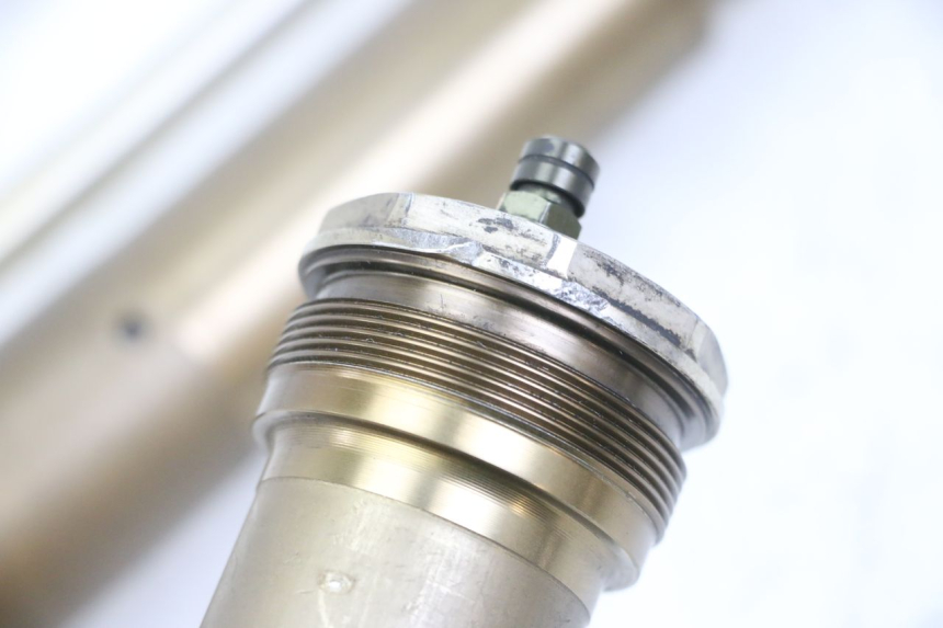 photo de OSŁONA WIDEŁEK AMORTYZATORA KAWASAKI KX F KXF 450 (2009 - 2011) - Zoom stanu zużycia