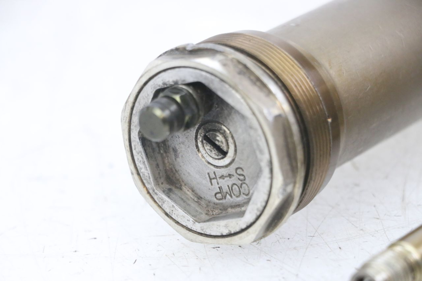 photo de OSŁONA WIDEŁEK AMORTYZATORA KAWASAKI KX F KXF 450 (2009 - 2011) - Zbliżenie techniczne