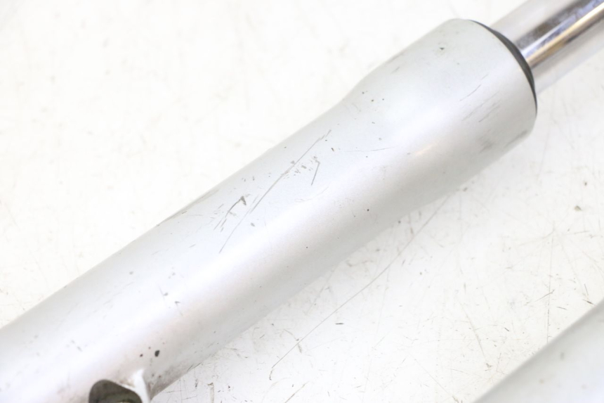 photo de OSŁONA WIDEŁEK AMORTYZATORA PIAGGIO LIBERTY 125 (1998 - 2008) - Szczegóły charakterystyczne