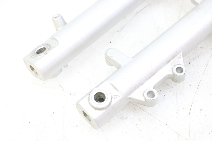 photo de OSŁONA WIDEŁEK AMORTYZATORA LONGJIA SHARPY 125 (2020 - 2024) - Szczegóły charakterystyczne