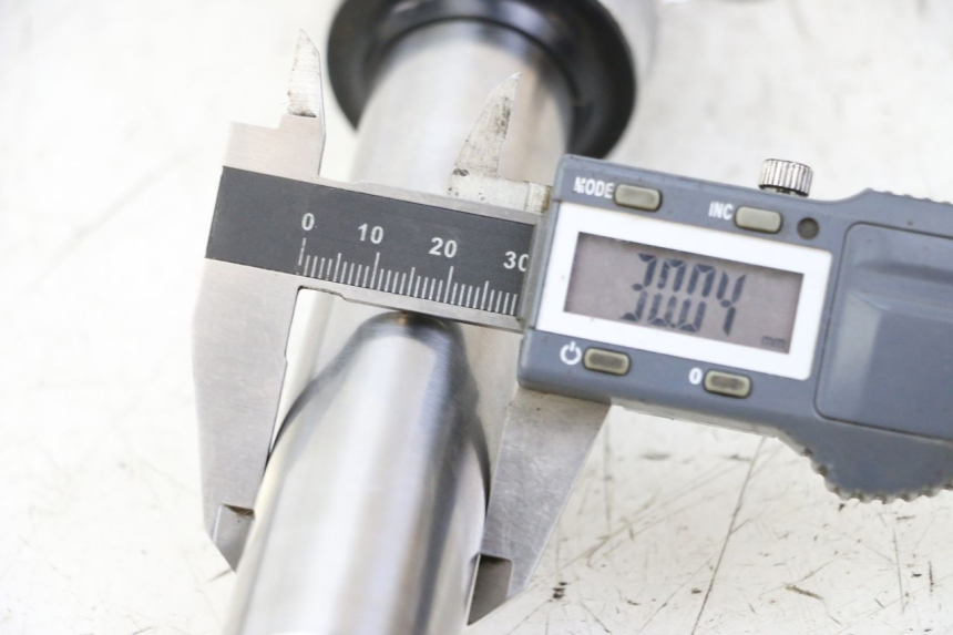 photo de OSŁONA WIDEŁEK AMORTYZATORA LONGJIA SHARPY 125 (2020 - 2024) - Zbliżenie techniczne