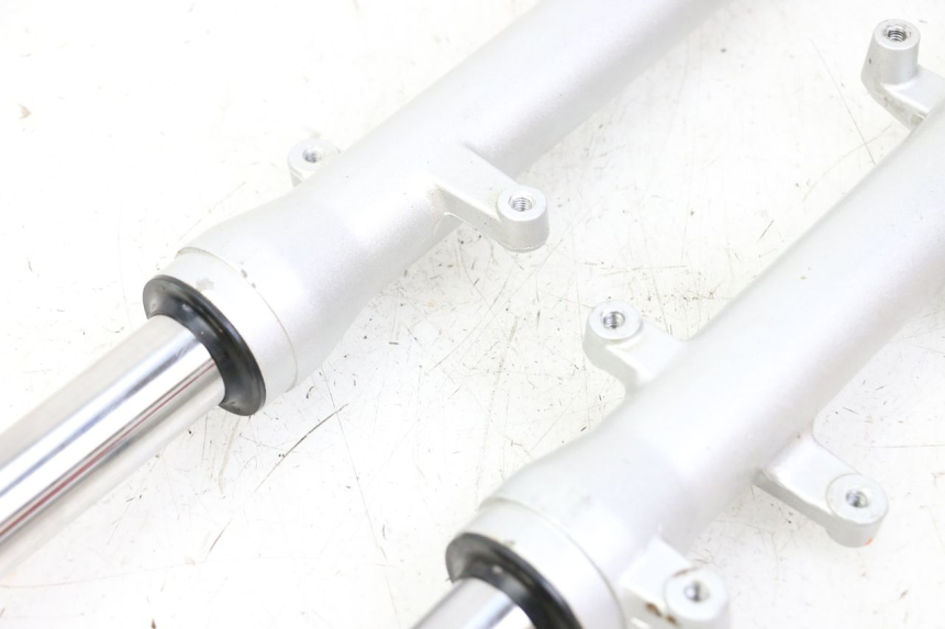 photo de OSŁONA WIDEŁEK AMORTYZATORA LONGJIA SHARPY 125 (2020 - 2024) - Punkty mocowania