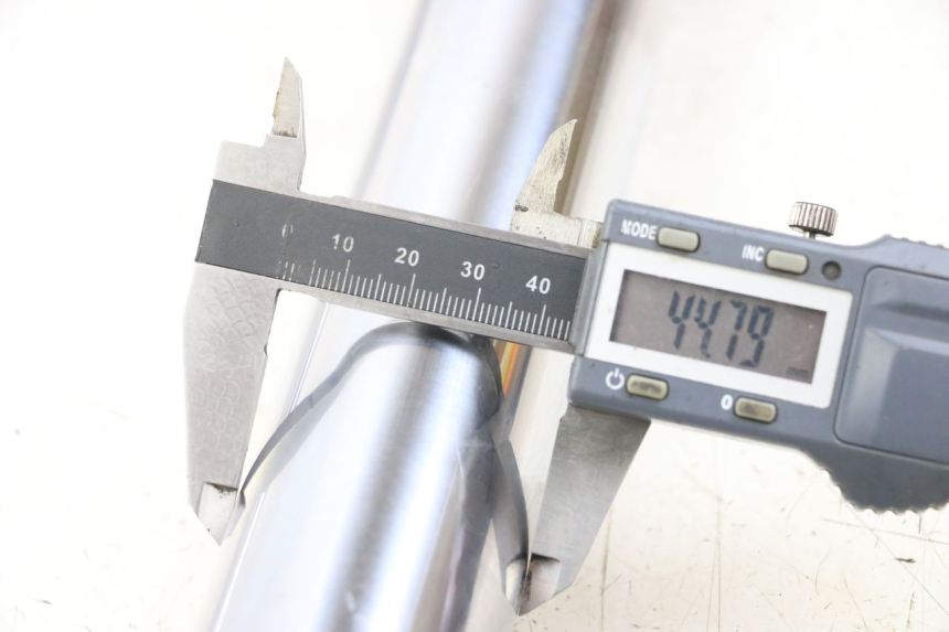 photo de OSŁONA WIDEŁEK AMORTYZATORA MOTO GUZZI NORGE 8V GT 1200 (2011 - 2016) - Szczegół części