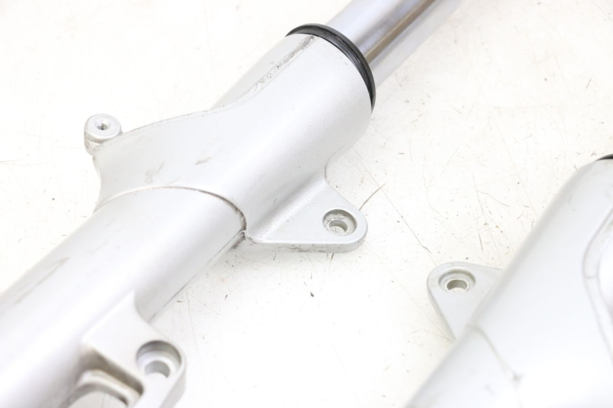 photo de OSŁONA WIDEŁEK AMORTYZATORA MOTO GUZZI NORGE 8V GT 1200 (2011 - 2016) - Szczegóły charakterystyczne