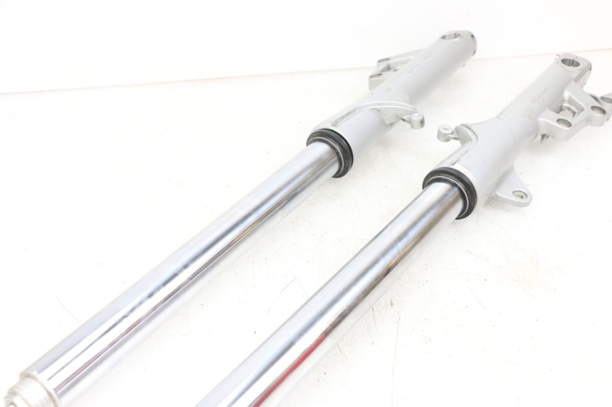 photo de OSŁONA WIDEŁEK AMORTYZATORA MOTO GUZZI NORGE 8V GT 1200 (2011 - 2016) - Zoom stanu zużycia