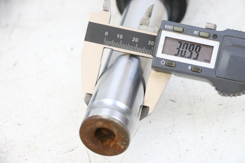 photo de OSŁONA WIDEŁEK ZAWIESZENIA PRZEDNIEGO JM MOTORS OLDIES GT 4T 50 (2018 - 2025) - Zoom stanu zużycia