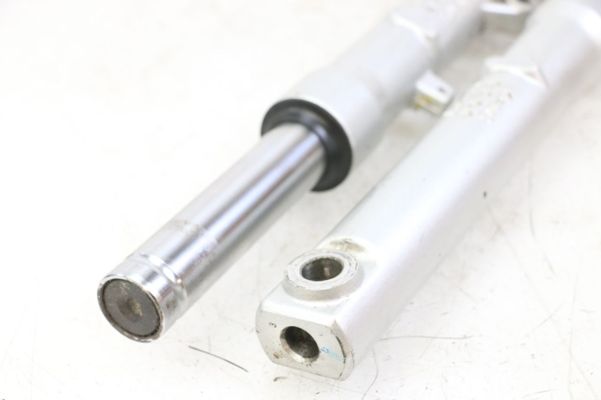 photo de OSŁONA WIDEŁEK AMORTYZATORA PIAGGIO LIBERTY IGET 4T 50 (2021 - 2025) - Zoom stanu zużycia