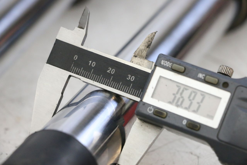 photo de OSŁONA WIDEŁEK AMORTYZATORA BMW R GS 1250 (2021 - 2024) - Szczegół części