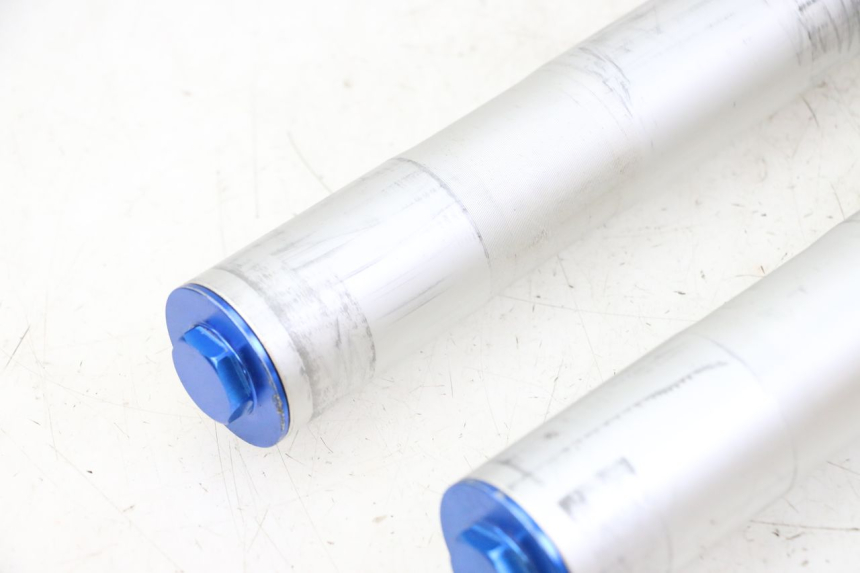 photo de OSŁONA WIDEŁEK AMORTYZATORA APOLLO RFZ 125 - Szczegóły charakterystyczne