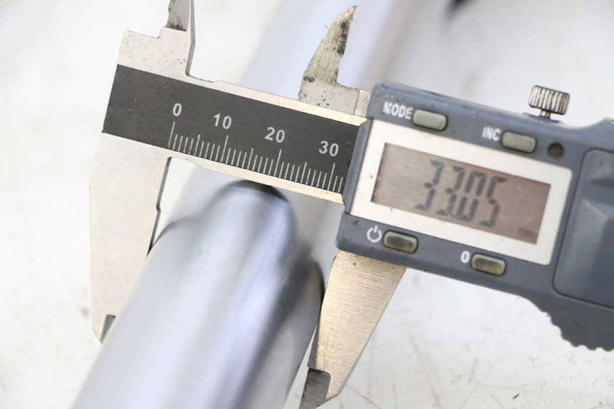 photo de OSŁONA WIDEŁEK AMORTYZATORA APOLLO RFZ 125 - Inny kąt widzenia