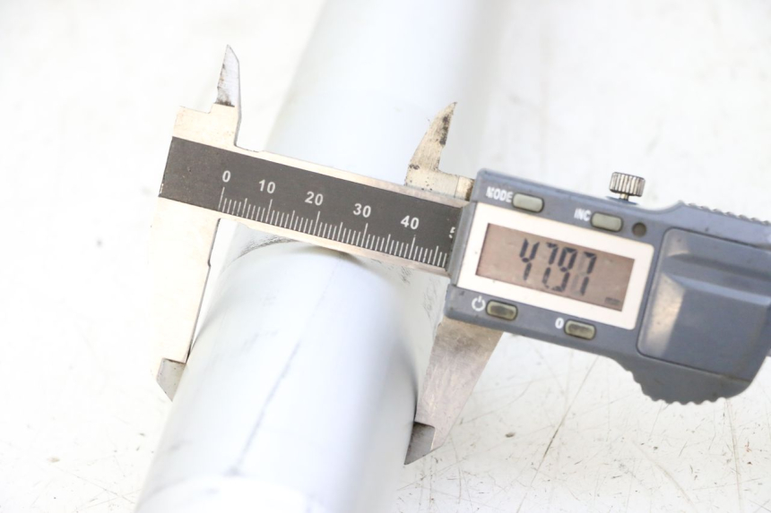 photo de OSŁONA WIDEŁEK AMORTYZATORA APOLLO RFZ 125 - Zbliżenie techniczne